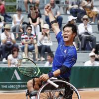 Shingo Kunieda celebrates winning the French Open men\'s wheelchair title for the seventh time on Saturday in Paris. | KYODO