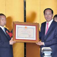Vietnamese President Tran Dai Quang (right) poses for a picture with Toshihiro Nikai, chairman of the Japan-Vietnam Parliamentary Friendship League, during a reception to celebrate the 45th anniversary of the establishment of diplomatic relations between Vietnam and Japan at Meiji Kinenkan on June 1. | YOSHIAKI MIURA