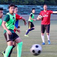 Matteo Cont, an Italian coach from AC Milan, supervises members of Nagoya International Junior and Senior High School\'s soccer team in Nisshin, Aichi Prefecture. | CHUNICHI SHIMBUN