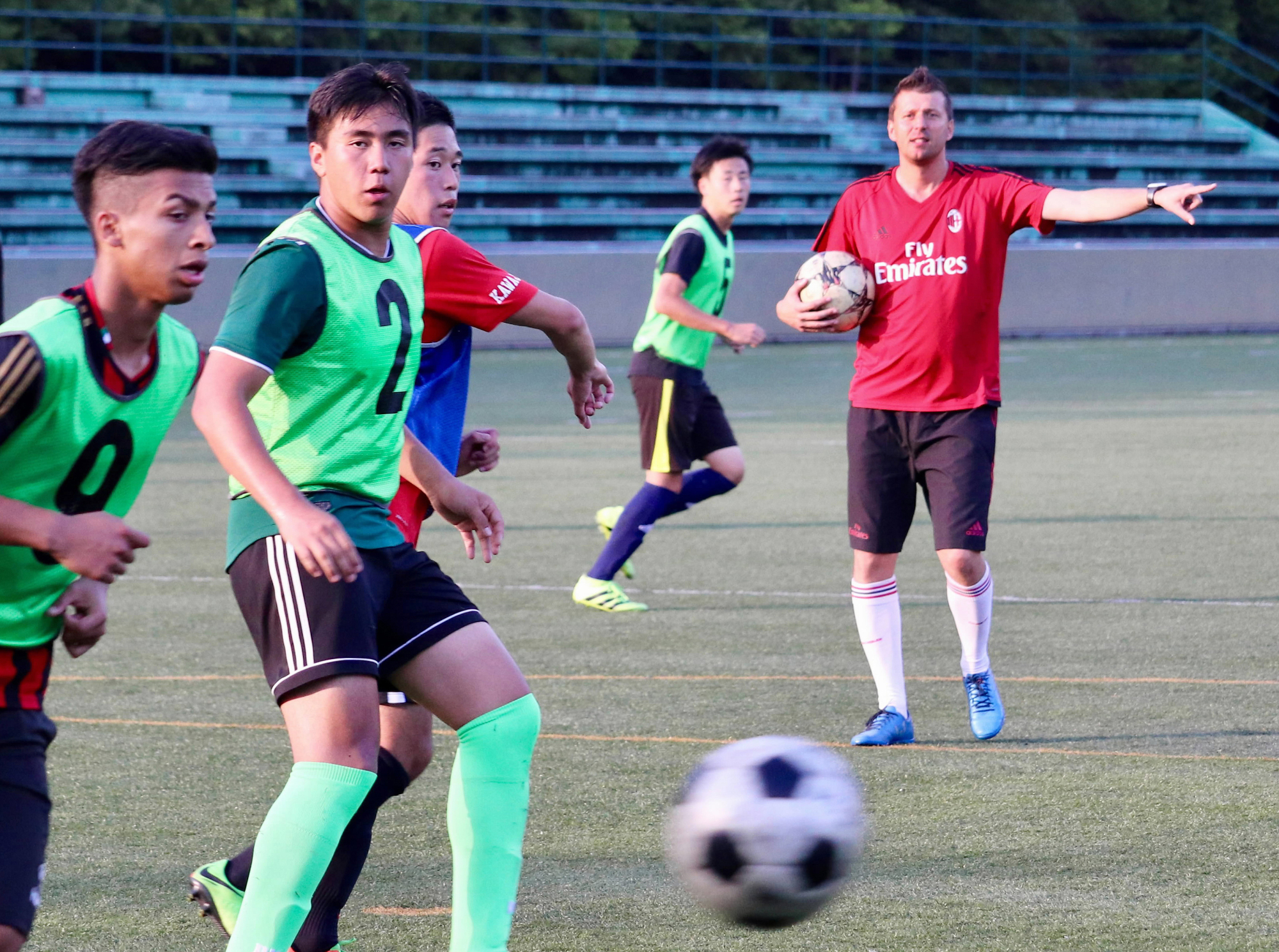 Matteo Cont, an Italian coach from AC Milan, supervises members of Nagoya International Junior and Senior High School's soccer team in Nisshin, Aichi Prefecture. | CHUNICHI SHIMBUN