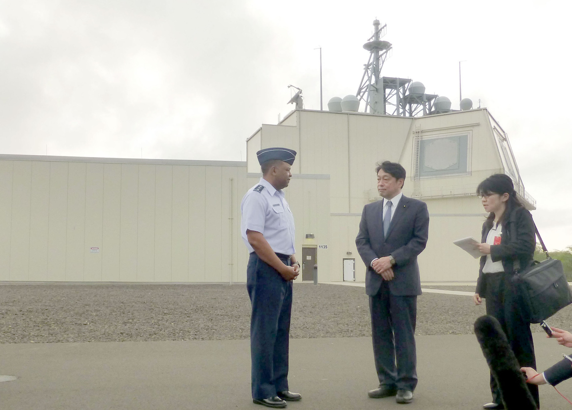 Defense Minister Itsunori Onodera (center) receives a briefing during a visit to a U.S. Aegis Ashore test facility on the Hawaiian island of Kauai in January. | KYODO