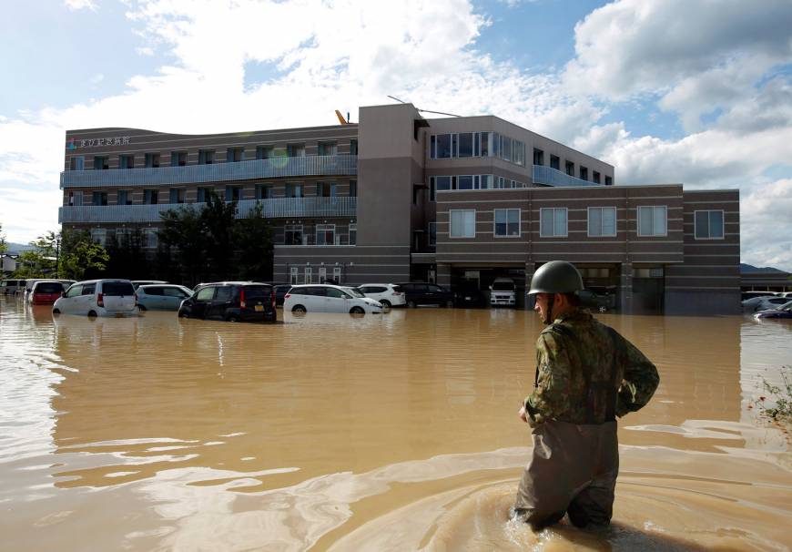 A Self-Defense Force soldier approaches Mabi Memorial Hospital for rescue work in Kurashiki, Okayama Prefecture, on Sunday.
