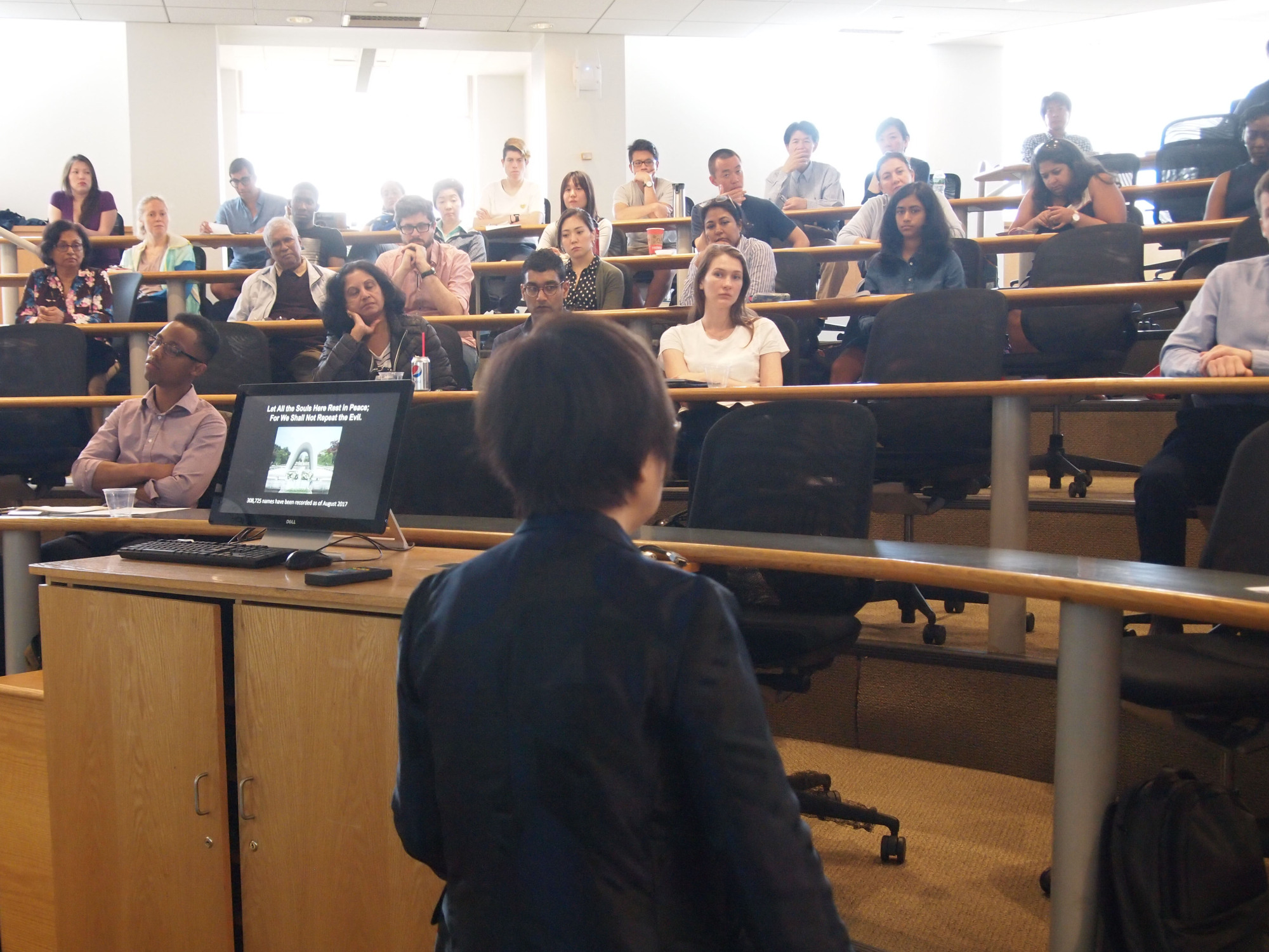 Students and professors listen to hibakusha Keiko Ogura’s testimony at Harvard Kennedy School in Boston in May. | VOLUNTEER STUDENTS AND FELLOWS IN THE GREATER BOSTON AREA
