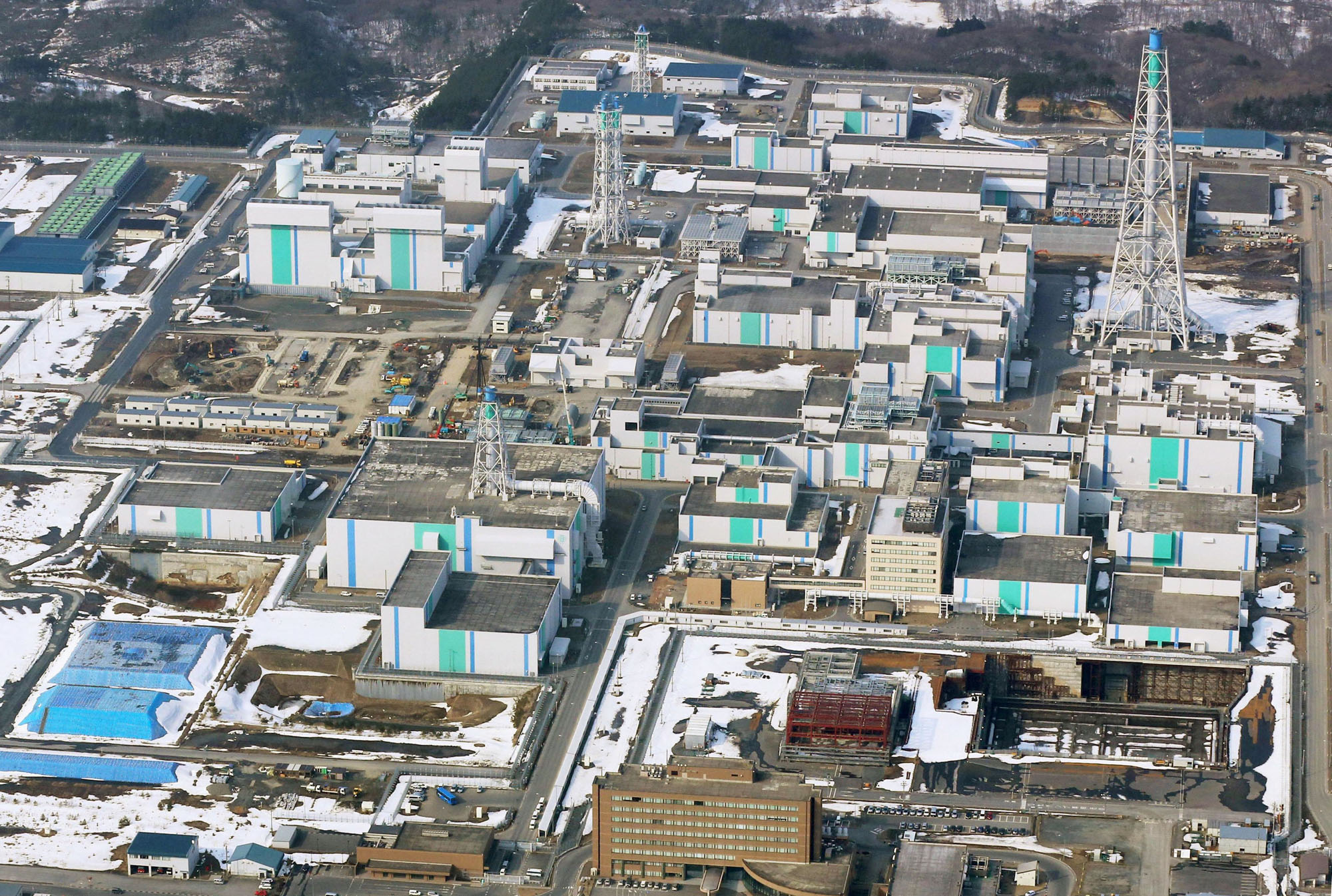 The Rokkasho plant in Aomori Prefecture, a key pillar of the country's nuclear fuel recycling policy, is seen in March 2014. | KYODO