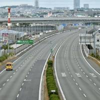 The Chugoku Expressway is shut down after a magnitude 6.1 earthquake hit Osaka Prefecture on June 18. | KYODO