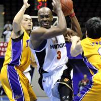 Former Osaka Evessa star Billy Knight, seen in a 2011 file photo, died of an apparent suicide on Sunday in Phoenix. He also played for the Hamamatsu Higashimikawa Phoenix, Hyogo Storks and Yamagata Wyverns in the Japan pro ranks. | YOSHIAKI MIURA