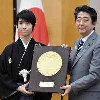 Yuzuru Hanyu receives the People\'s Honor Award from Prime Minister Shinzo Abe during a ceremony on Monday morning in Tokyo. | KYODO