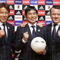 Hajime Moriyasu (center) poses for photos with former JFA technical director Akira Nishino (left) and JFA president Kozo Tashima after being named manager for Japan\'s 2020 Olympic men\'s team on Oct. 30, 2017. Moriyasu is thought to be the leading candidate to succeed Nishino as manager of the full national team. | KYODO