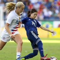Japan\'s Yui Hasegawa (right) and Lindsey Horan of the United States vie for the ball in Tournament of Nations action on Thursday in Kansas City, Kansas. The U.S. won the tourney opener 4-2. | KYODO
