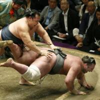 Yokozuna Kakuryu will be seeking his third straight Emperor\'s Cup at the Nagoya Grand Sumo Tournament starting on Sunday. | KYODO
