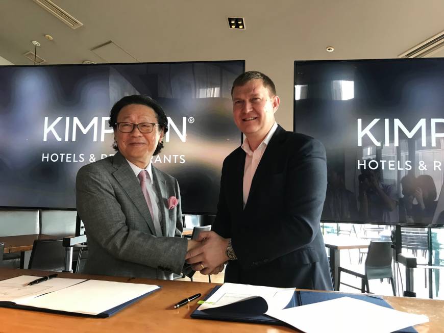 Masayuki Tsukada , president and CEO of Tsukada Global Holdings Inc. (left), and Kenneth Macpherson, CEO of Europe, Middle East, Asia and Africa at IHG, pose for a photo during a news conference on July 19 to announce their alliance in operating Kimpton Tokyo Shinjuku, a boutique hotel scheduled to open in 2020.