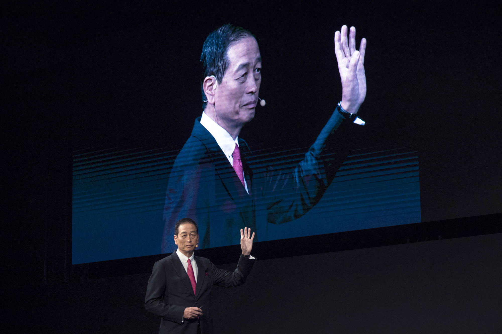 Masahiko Uotani, president and CEO of Shiseido Co., speaks at a news conference in Tokyo on Wednesday. The company is overhauling its entire makeup line and replacing it with a new collection to appeal to a younger crowd drawn to Asian beauty brands. | BLOOMBERG