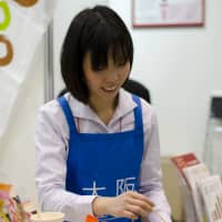 The \"Takoyaki Dancing Machine\" constantly spins cooking takoyaki so it doesn\'t burn. | VIETNAM NEWS AGENCY / VIA AFP-JIJI