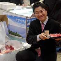 A friendly guy shows off his maguro sashimi. | VIETNAM NEWS AGENCY / VIA AFP-JIJI
