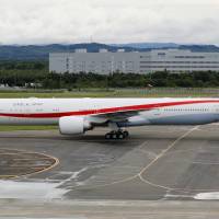 A new Boeing 777-300ER aircraft arrives at the Air Self-Defense Force\'s Chitose base in Hokkaido on Friday morning. | KYODO