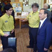 Chief Cabinet Secretary Yoshihide Suga visits the town of Teshikaga in eastern Hokkaido on Monday to inspect efforts there to draw foreign tourists to the town, which hosts the Akan-Mashu National Park. | KYODO