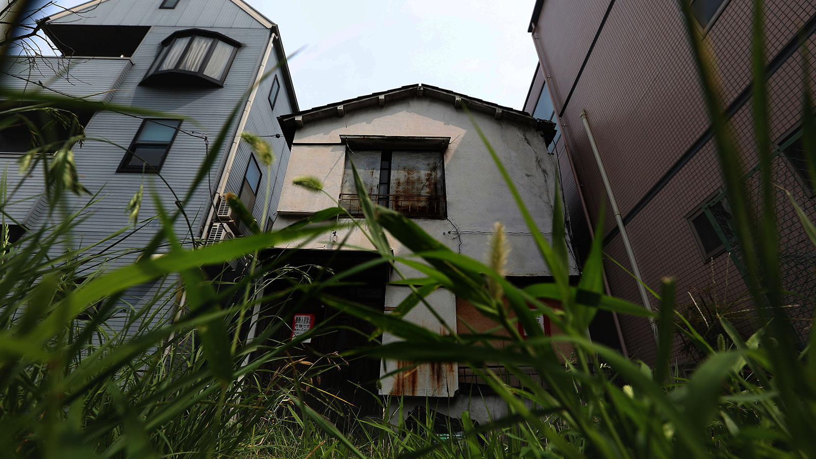 Home alone?: An abandoned house stands in Tokyo's Kita Ward in June 2015. | BLOOMBERG
