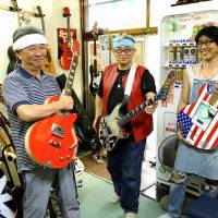 Hot rockers: The members of Swing Top\'s, Mitsuru Ishino (left), Yoichi Tanabe and Yasunori Seki, show off their guitars. | KIT NAGAMURA