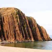 Lithic gifts: The Tango Peninsula is well-known for its rocky cliffs and sandy beaches. | HASHI PHOTO
