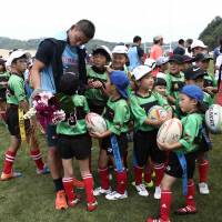 Star Jubilo player Ayumu Goromaru speaks to children before the Aug. 19 game against Seawaves in Kamaishi, Iwate Pref. | AFP-JIJI