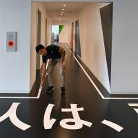 Painted guidelines in hallways and contrasting colors make it easier for visually impaired visitors to navigate the facility. | YOSHIAKI MIURA