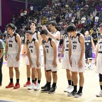 The Japan men\'s basketball team greets supporters after its 88-82 win over Hong Kong at Jakarta\'s Gelora Bung Karno Basket Hall on Wednesday. | KYODO