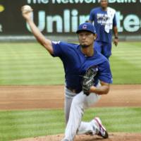 Cubs hurler Yu Darvish pitches in a simulated game on Wednesday in Kansas City, Missouri. | KYODO