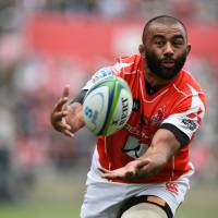 The Sunwolves\' Michael Leitch attempts to make a catch during a game against the Reds in Tokyo on May 12. | AP