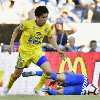 Wataru Endo competes for the ball during Sint-Truiden\'s 1-1 draw with Genk in the Belgian League on Sunday. | KYODO