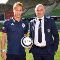Keisuke Honda poses with Melbourne Victory\'s manager Kevin Muscat on Wednesday after signing to play for the A-League team. | AFP-JIJI