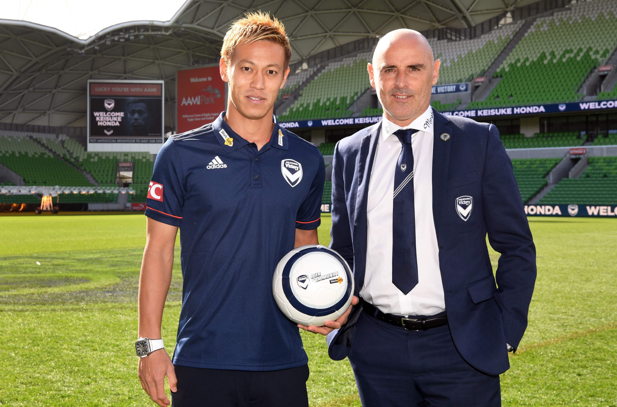 Keisuke Honda poses with Melbourne Victory's manager Kevin Muscat on Wednesday after signing to play for the A-League team. | AFP-JIJI
