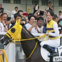 Nanako Fujita rode Seiun Ririshii to victory in the 12th race in Niigata on Saturday. It was her record-breaking 35th career victory. | KYODO