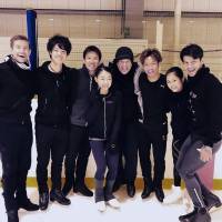 David Wilson has been working with Japanese skaters for many years and created a new short program for Rika Kihira (center) for the coming season. | FACEBOOK