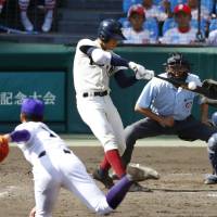 Osaka Toin slugger Akira Neo blasts a two-run homer against Kanaashi Nogyo in the fifth inning of the Koshien final on Tuesday. | KYODO