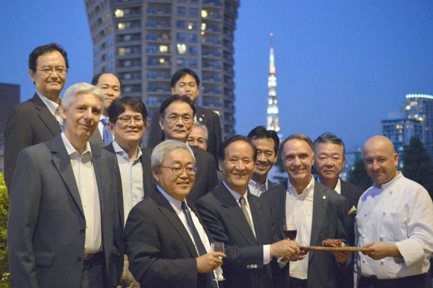 Argentine Ambassador Alan Beraud (third from right) poses for a photo with Mitsunari Okamoto, parlimentary vice-minister for foreign affairs (fourth from right); Koya Nishikawa, a special adviser to the Cabinet (fifth from right); Hiromichi Matsushima, vice-minister for international affairs (sixth from right, second row); and Atsushi Nonaka, parlimentary vice-minister for agriculture, forestry and fisheries (sixth from right, back row), at a reception to celebrate the arrival of the country