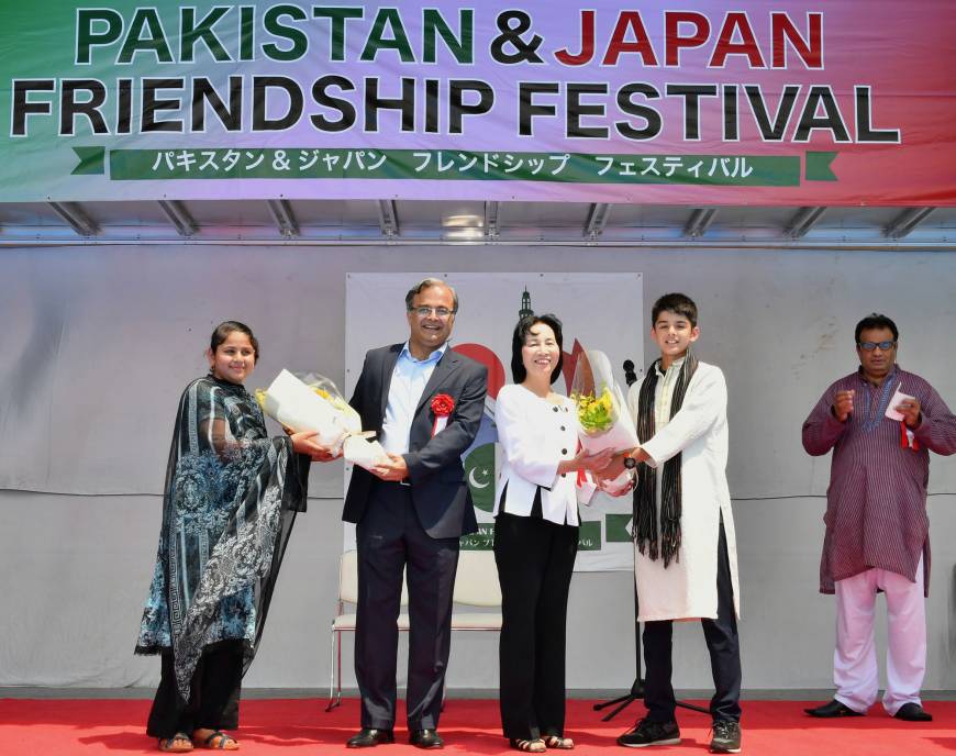 Pakistani Ambassador Asad Majeed Khan (second from left) poses for a photo with the Midori Matsushima, secretary general of the Japan-Pakistan Parliamentarian