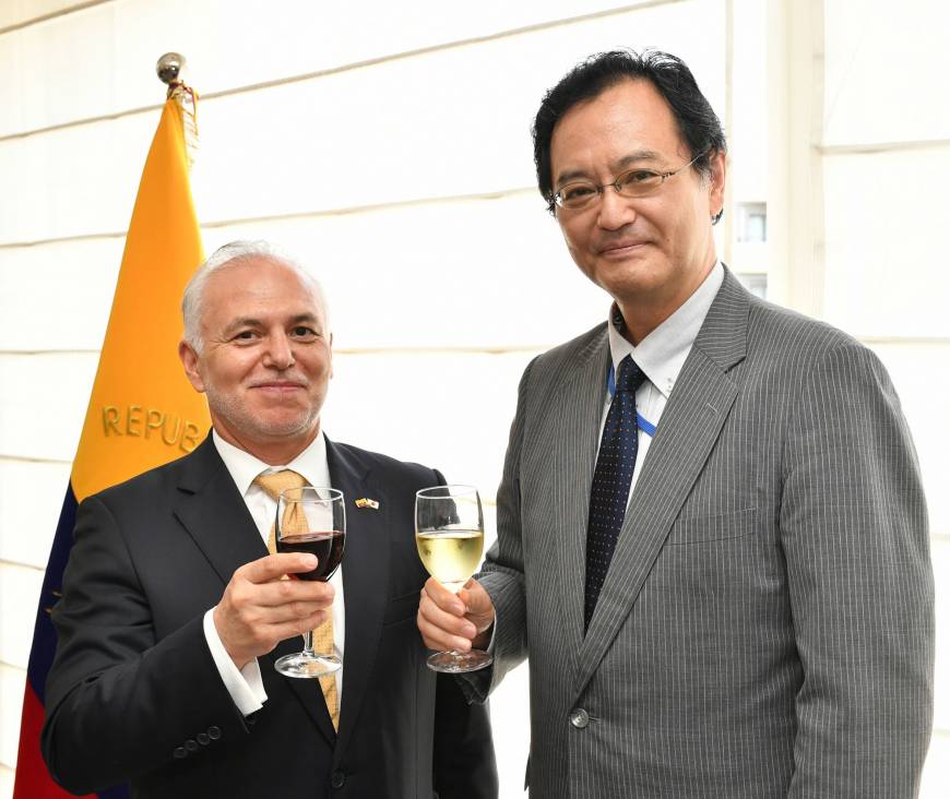 Ecuadorian Ambassador Jamie Barberis (left) poses for a photo with Latin American and Caribbean Affairs Bureau Director-General Takahiro Nakamae during a reception to celebrate Ecuador