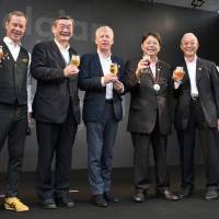 Master of ceremonies Damien Dome (far left) poses for a photo with (from left), Konishi Brewing Co. President and Belgian Beer Weekend Chairman Shintaro Konishi; honorary Chairman and Belgian Ambassador Gunther Sleeuwagen; Education, Culture, Sports, Science and Technology Minister Yoshimasa Hayashi; Kimikazu Sugawara, chairman of the board of Kaneka Corp. and president of the Japan-Belgium Association; and master of ceremonies Pascale Oba at the opening ceremony of Belgian Beer Weekend 2018 at Hibiya Park, Tokyo on Aug. 9. | YOSHIAKI MIURA