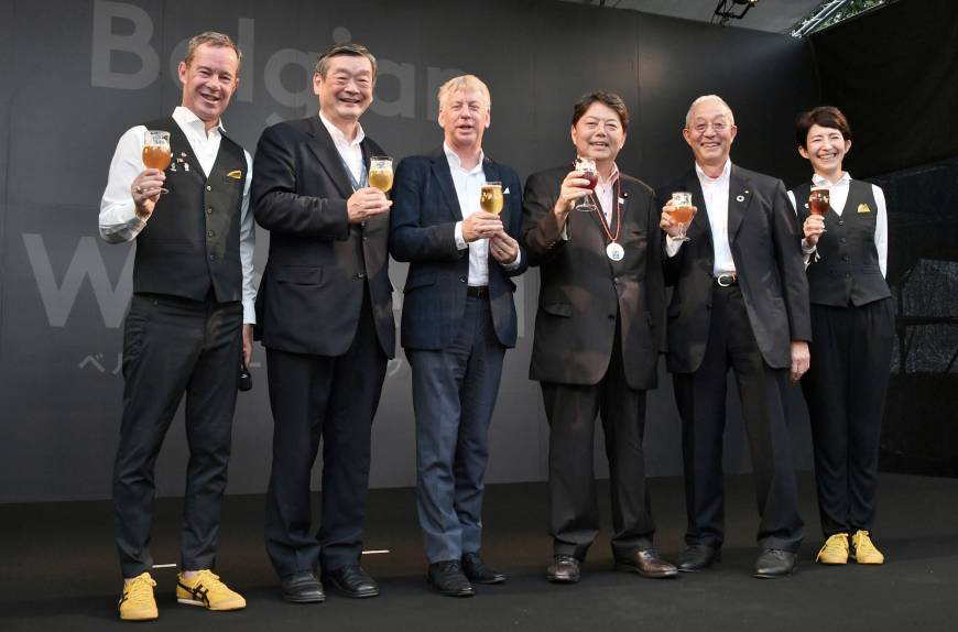 Master of ceremonies Damien Dome (far left) poses for a photo with (from left), Konishi Brewing Co. President and Belgian Beer Weekend Chairman Shintaro Konishi; honorary Chairman and Belgian Ambassador Gunther Sleeuwagen; Education, Culture, Sports, Science and Technology Minister Yoshimasa Hayashi; Kimikazu Sugawara, chairman of the board of Kaneka Corp. and president of the Japan-Belgium Association; and master of ceremonies Pascale Oba at the opening ceremony of Belgian Beer Weekend 2018 at Hibiya Park, Tokyo on Aug. 9.