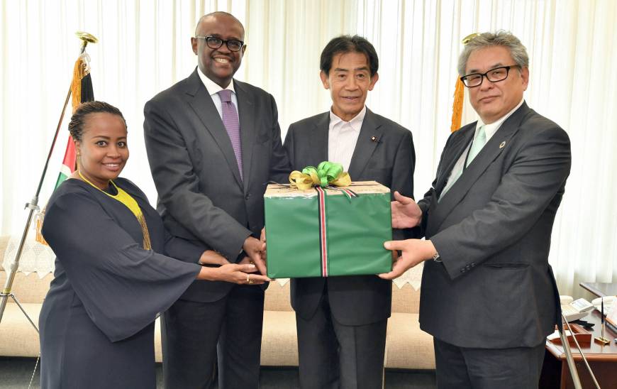 Kenyan Ambassador S.K. Maina (second from left) and First Secretary Khadija Issa (far left) pose for a photo with Ichiro Aisawa, chairman of the Japan-AU Parliamentary Friendship Association (third from left), and Nobuhisa Iida, secretary general of Japan Platform (far right), during a ceremony to give a donation of tea to those affected by the western Japan floods in Tokyo on Aug. 1.