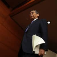 Bank of Japan Gov. Haruhiko Kuroda walks to a news conference at BOJ headquarters in Tokyo in March 2015. The minutes of the central bank policy board\'s September meeting showed some members called for more flexible monetary policies. | REUTERS