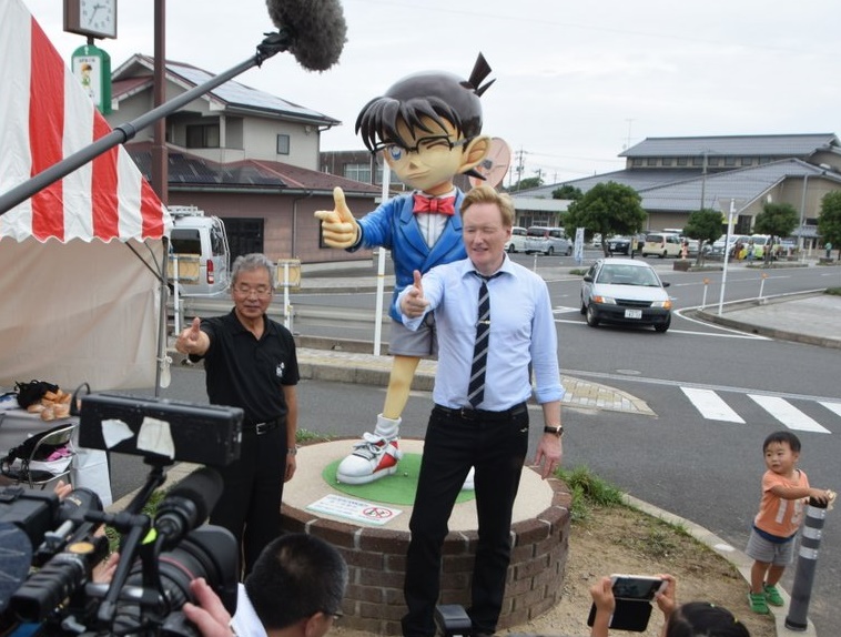 American comedian Conan O'Brien and Hokuei Mayor Akio Matsumoto make peace in Tottori Prefecture's 'Conan Town' on Thursday, after a weekslong war of words. | HOKUEI MUNICIPAL GOVERNMENT