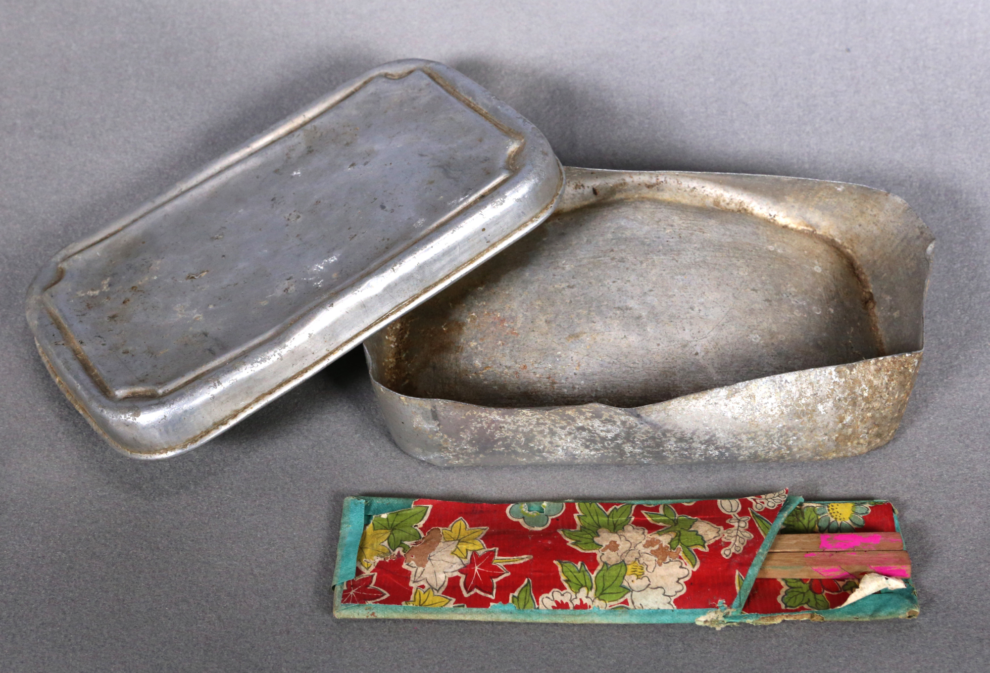 Koji Hosokawa found the lunch box and chopstick pouch of his sister Yoko Moriwaki after she was killed in the atomic bombing of Hiroshima on Aug. 6, 1945. | CHUGOKU SHIMBUN