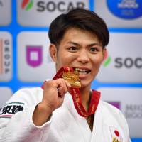 Hifumi Abe poses with his gold medal from the men\'s under-66 kg category at the World Judo Championships on Friday. | KYODO