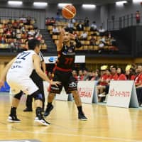 Hachioji Bee Trains point guard Hiroya Ogane passes the ball in second-quarter action against the Earthfriends Tokyo Z on Friday in Hachioji. The Earthfriends won their regular-season opener 87-63. | B. LEAGUE