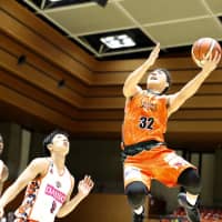 Ehime\'s Keisuke Takabatake puts up a shot in the first quarter against visiting Hiroshima on Friday night. The Dragonflies defeated the Orange Vikings 86-81. | B. LEAGUE