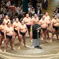 Wrestlers stand in the ring during the first day of the Autumn Basho on Sunday. | NIKKAN SPORTS