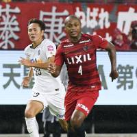 Kashima\'s Leo Silva moves the ball upfield against Sanfrecce Hiroshima in Emperor\'s Cup action on Wednesday night. KYODO | KYODO