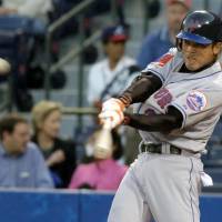 Then-New York Mets infielder Kazuo Matsui hits a home run in his first-ever MLB plate appearance in Atlanta in April 2004. | KYODO