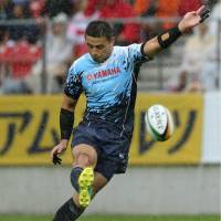Yamaha Jubilo\'s Ayumu Goromaru boots the ball in a Top League match against the Coca-Cola Red Sparks on Saturday. | KYODO
